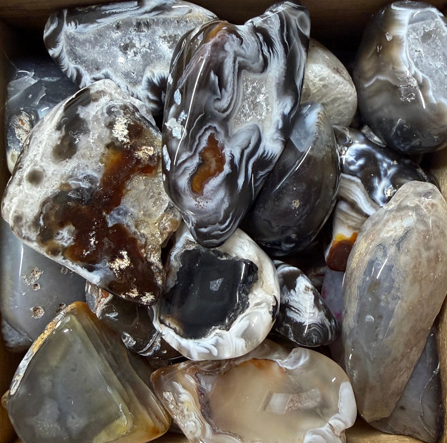 window agate tumbles